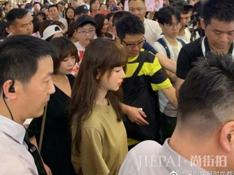 吴谨言戴假发出席活动,人群里侧脸线条太美