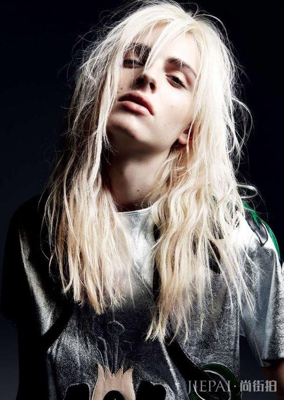 曾被评为世界上最美丽的男孩，却一心想做女人，美与性别无关！