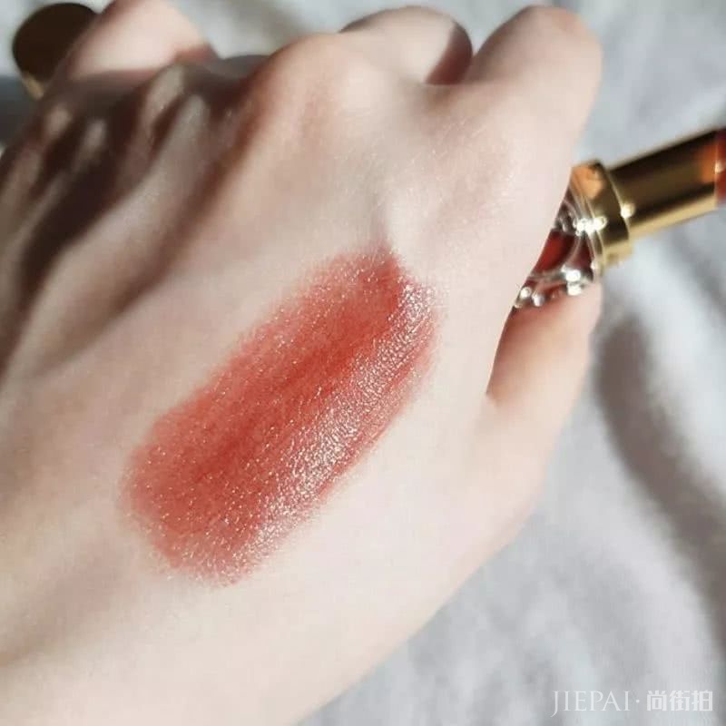 和闺蜜大吃一顿小龙虾后,我拥有了最潮唇色