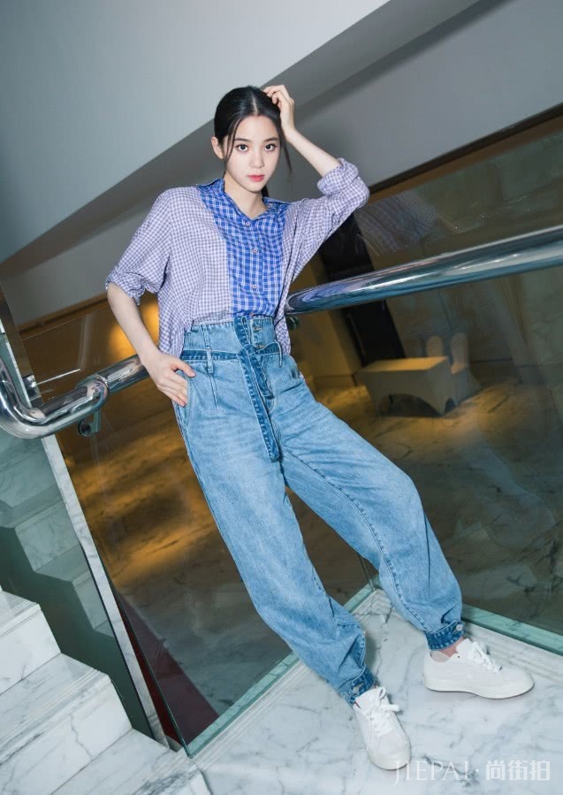 欧阳娜娜近照曝光,离开精修后的腿亮了