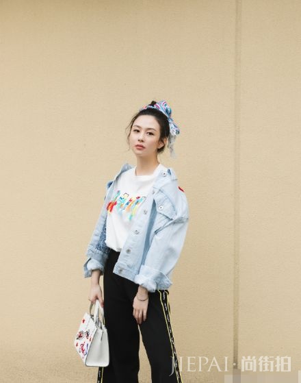 邱淑贞大女儿沈月晒九宫格写真照，20岁的她眉宇之间超像妈妈