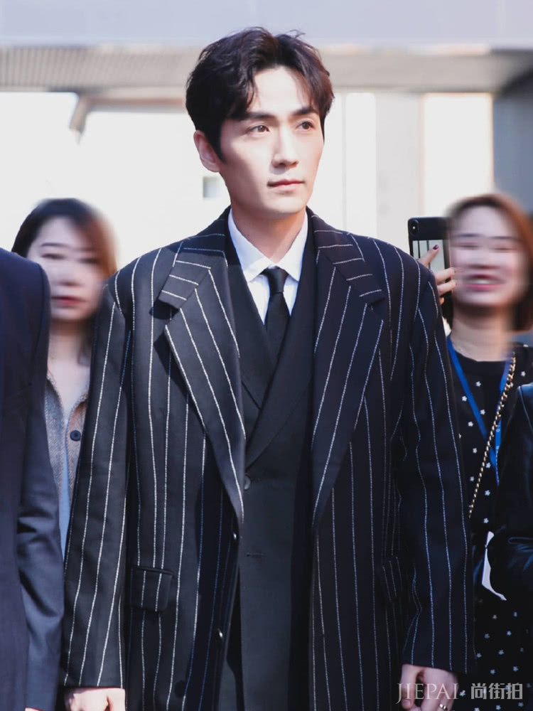 朱一龙变西装男神，连换9套造型，帅得各有风格