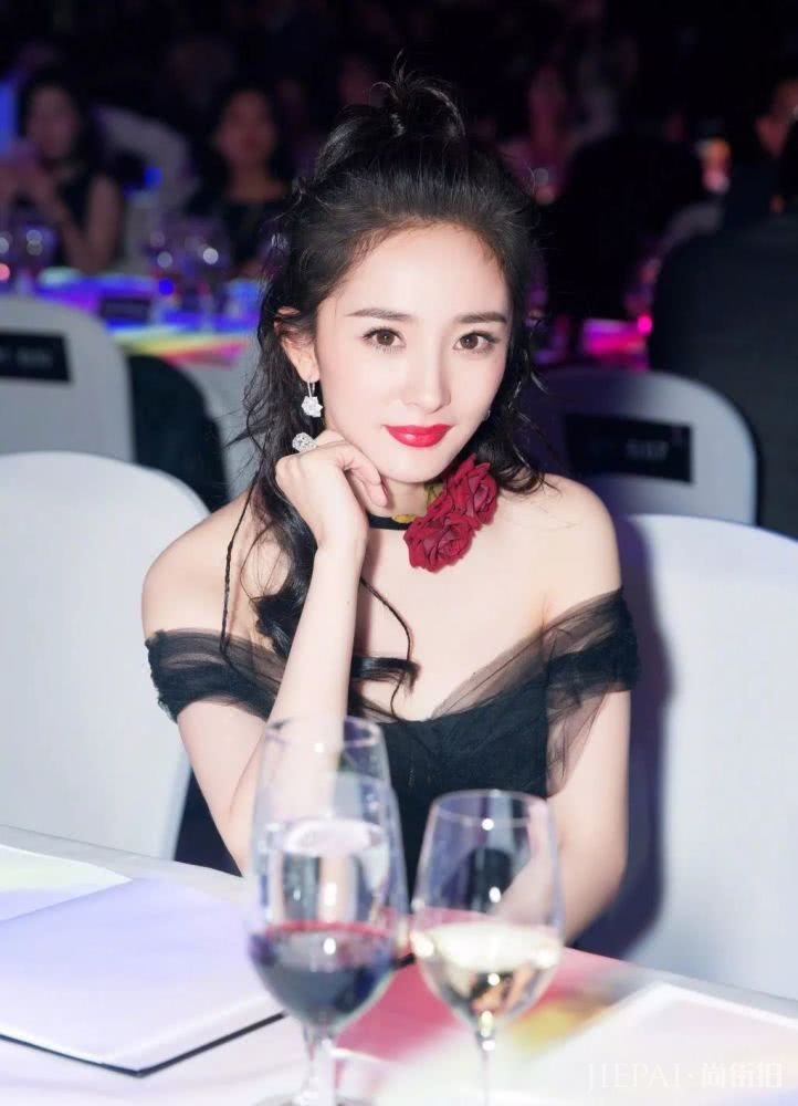 今年夏天连衣裙流行这样穿！绝对吸引眼球！