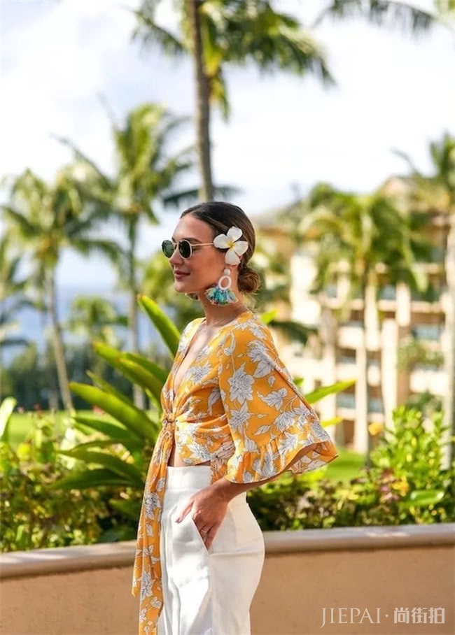黄色单品时髦又有趣,在夏季穿着太有亲和感了