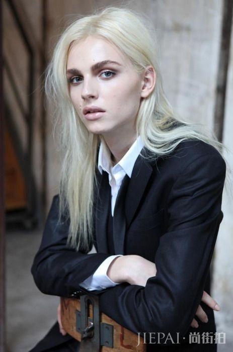 曾被评为世界上最美丽的男孩，却一心想做女人，美与性别无关！