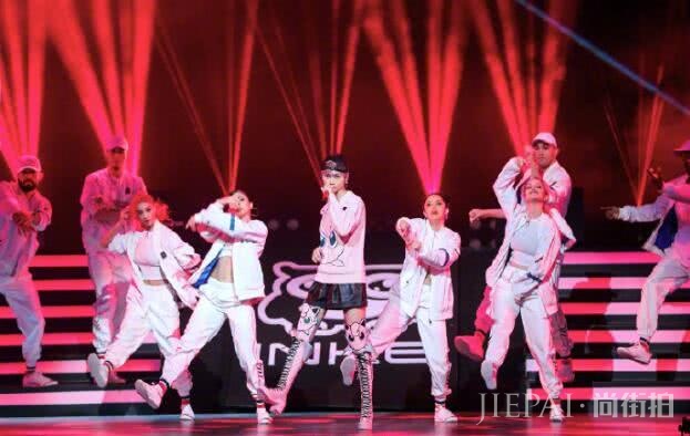 李宇春打扮越来越有少女感!粉毛衫配黑色短裤帅气又甜美