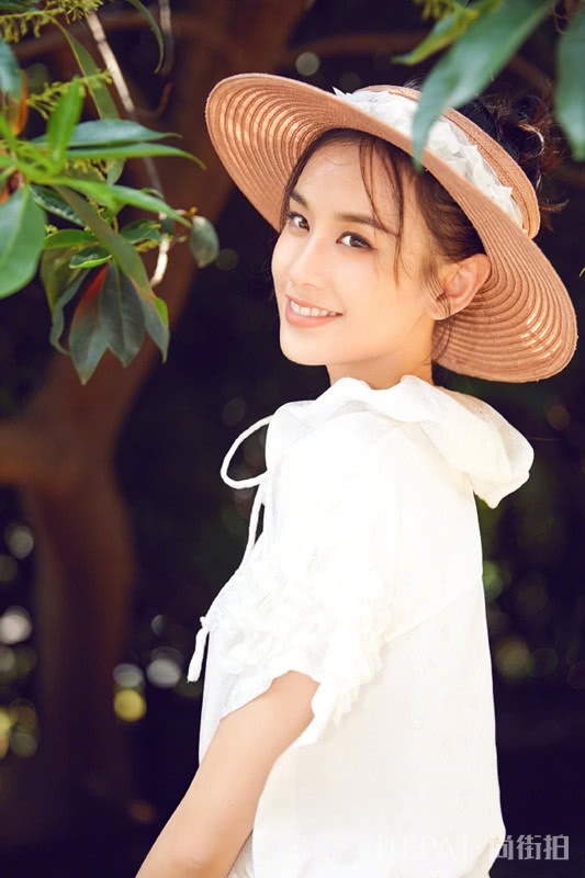 黄圣依穿白衬衫头戴圆领礼帽，居然越穿越显年轻