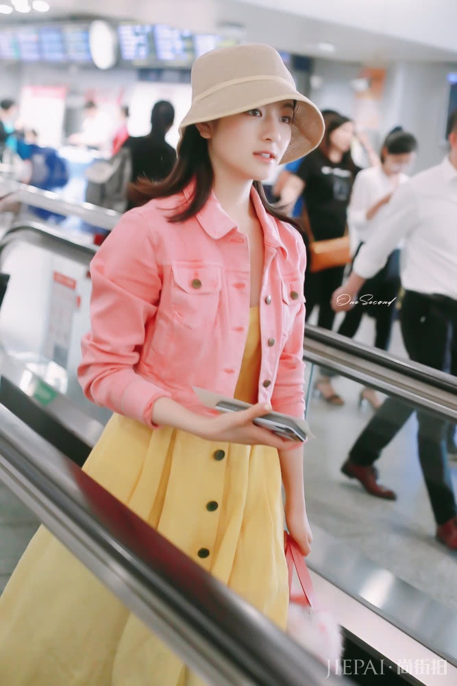 李兰迪机场穿吊带裙，少女感爆棚