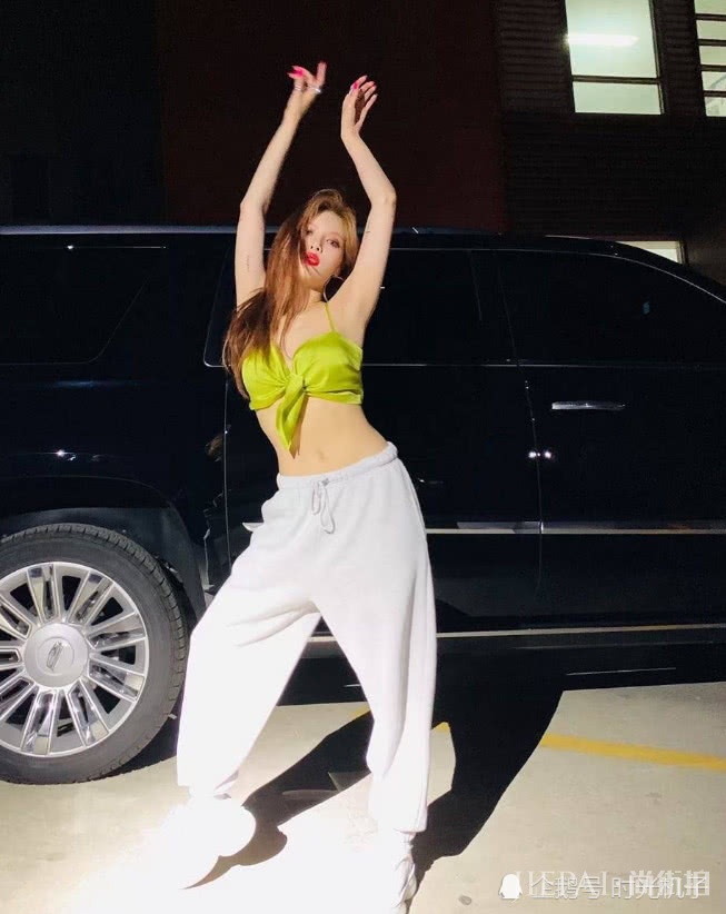 金泫雅上衣仅靠一个蝴蝶结固定,穿衣好大胆