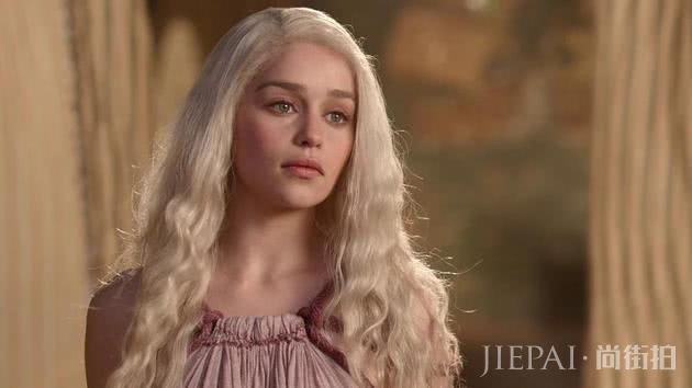 龙妈登时尚杂志封面,眼神魅惑勾人,眉毛一点不跳戏