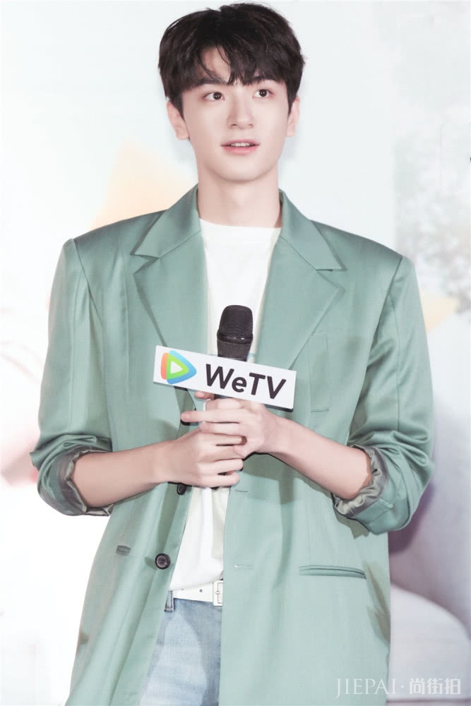 小时光夫妇同台发糖，林一两套穿搭配合邢菲，剧内甜到剧外