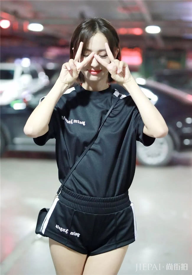 借助黑色T恤搭短裤摆脱大众美，走在街头吸睛十足
