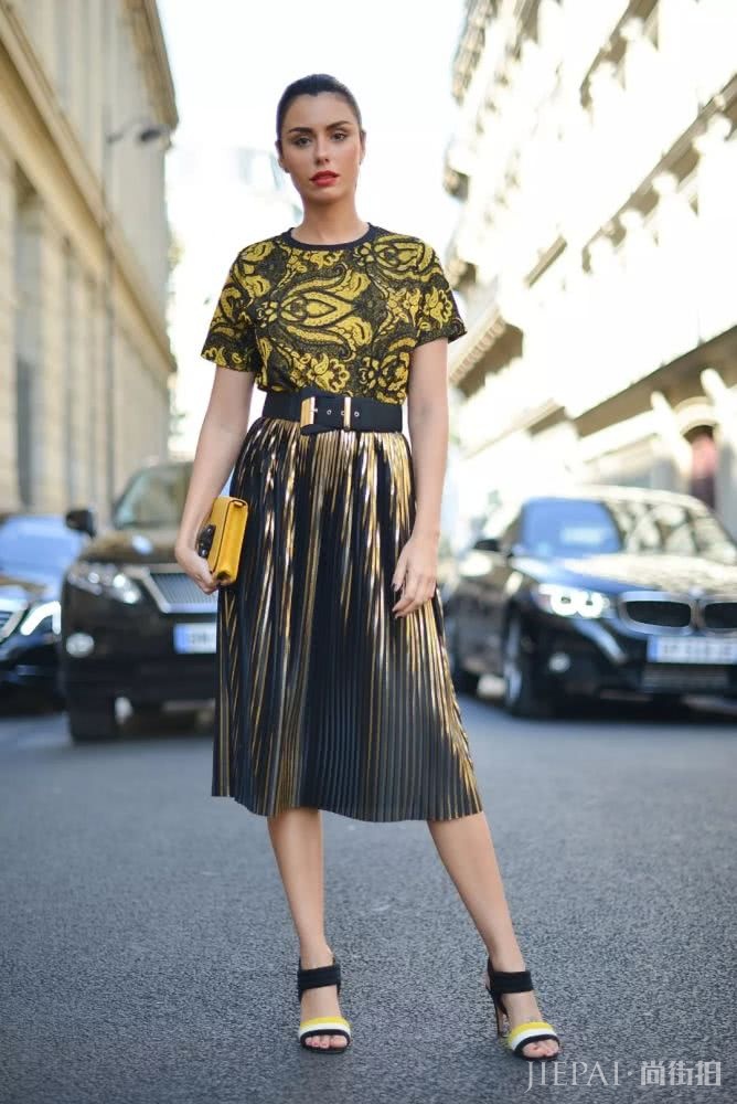 T恤想要的优雅感,搭配大摆裙简单又好看