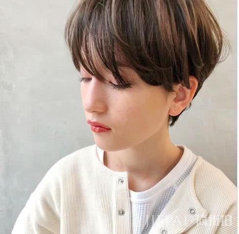 今年流行什么神仙发型:柔纱褐色、棉花糖卷、撩耳短发三个重点