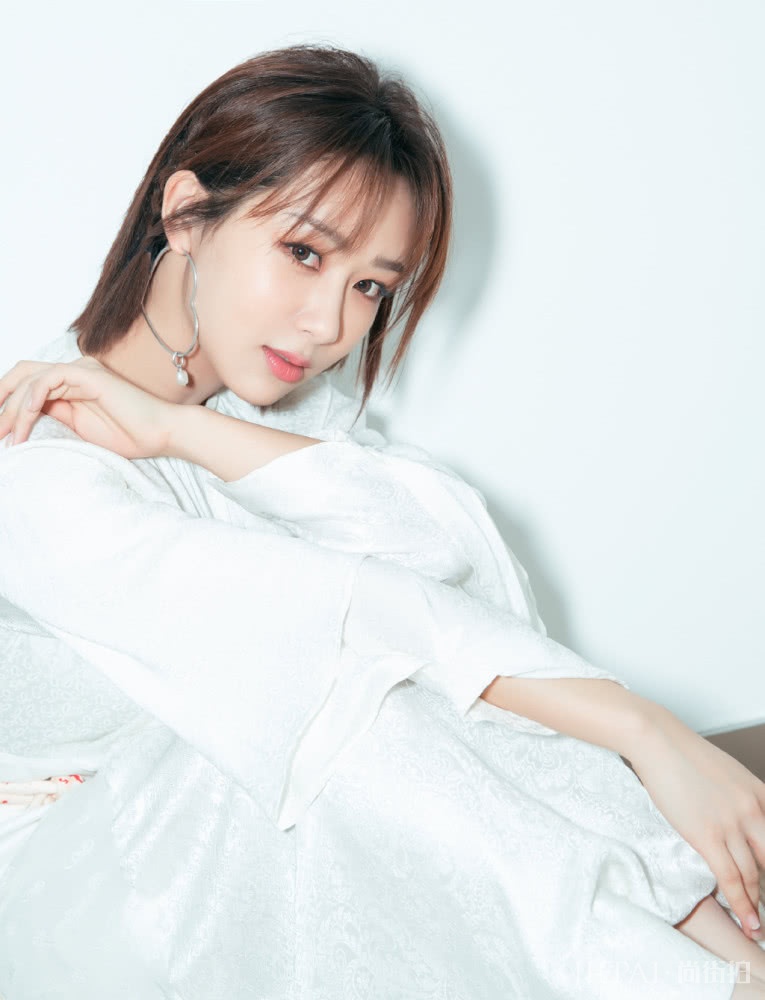 杨紫穿白色连衣裙配高跟鞋，身形纤细小蛮腰超吸睛