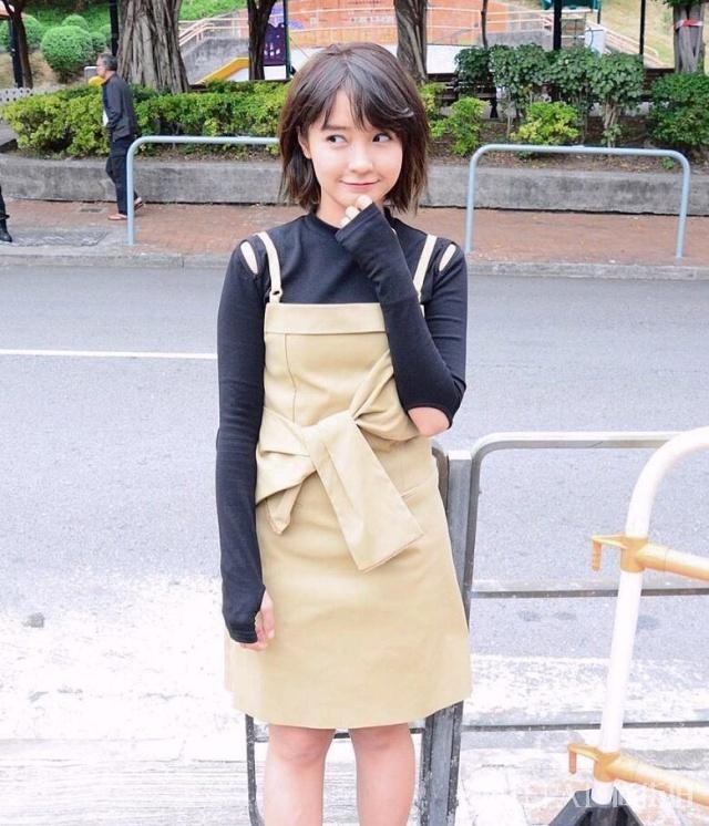 这件香港元气女神,笑容比蜜糖还甜,颜值却“停留”在16岁?