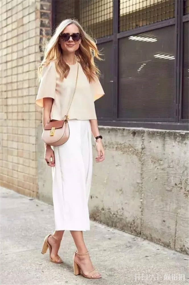 夏季穿白色裤子是不错的选择，清爽翻倍