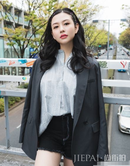 邱淑贞大女儿沈月晒九宫格写真照，20岁的她眉宇之间超像妈妈