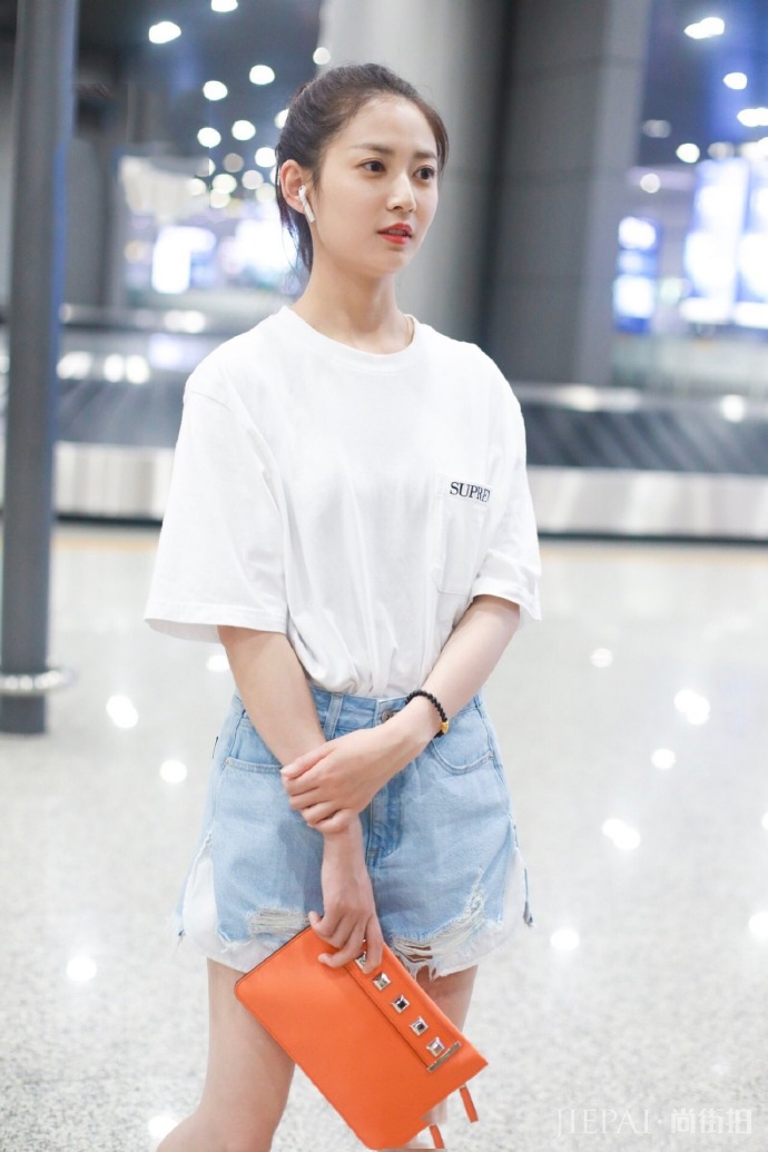 陈钰琪最新机场街拍照,打扮简约又洋气,素颜太好看