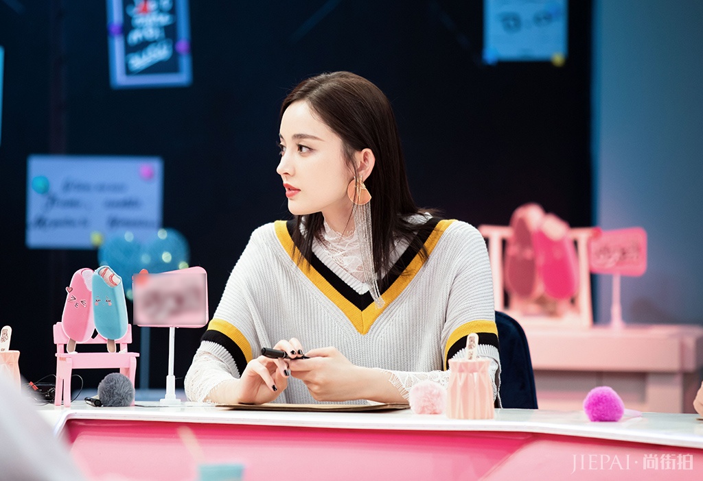 古力娜扎综艺造型美出天际,夸张耳饰成亮点