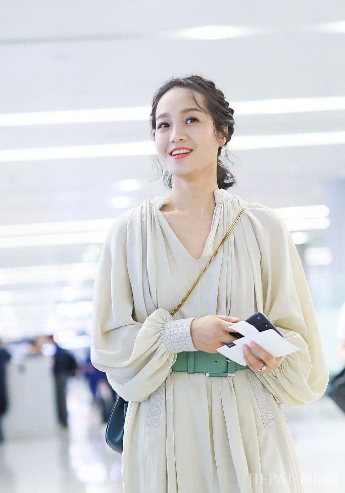 朱丹机场街拍,精致编发搭配白裙,少女气质依旧惊艳