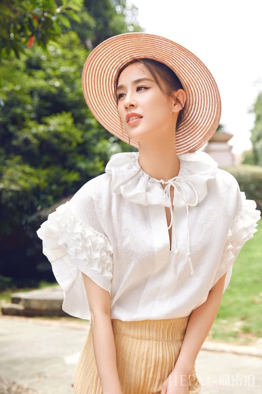 黄圣依穿白衬衫头戴圆领礼帽，居然越穿越显年轻