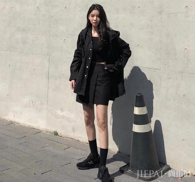 简单黑白穿搭不过时!白色T恤+黑色阔腿裤太经典