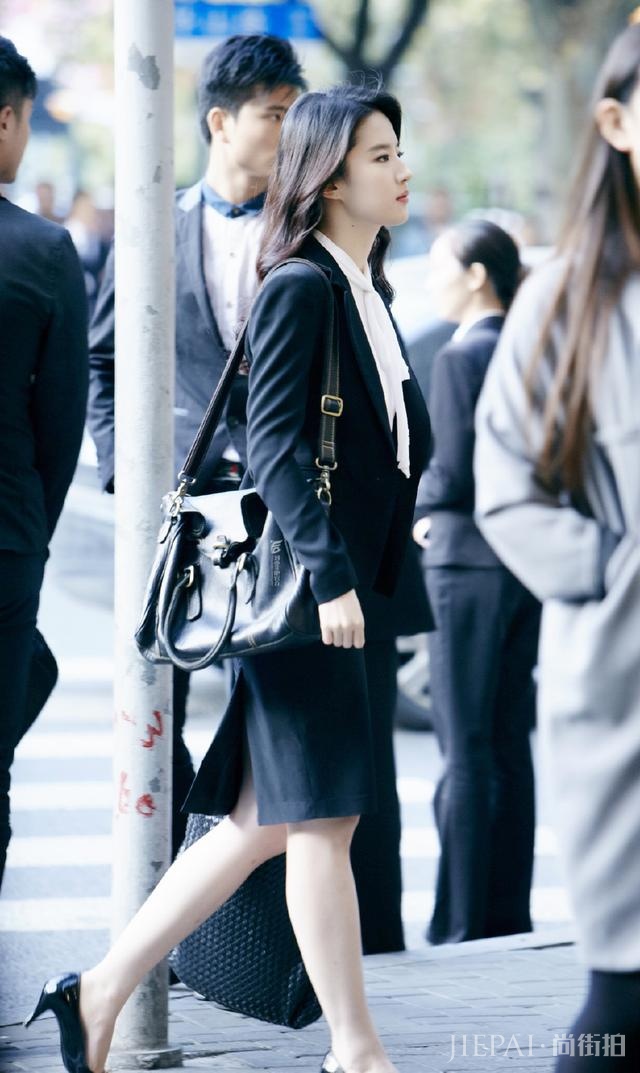 穿西装要学刘亦菲，可攻可仙可温婉