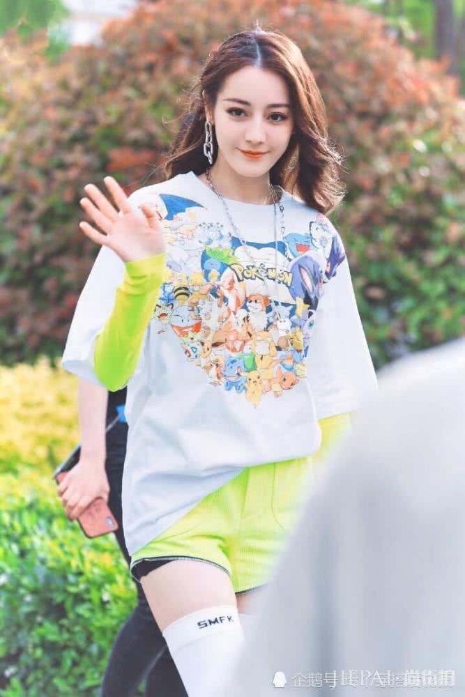 迪丽热巴仗着身材好任性穿，真怕你耳朵会掉下来