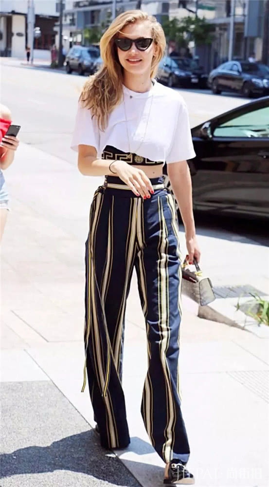 白色T恤搭阔腿裤，演绎夏季时尚浪漫