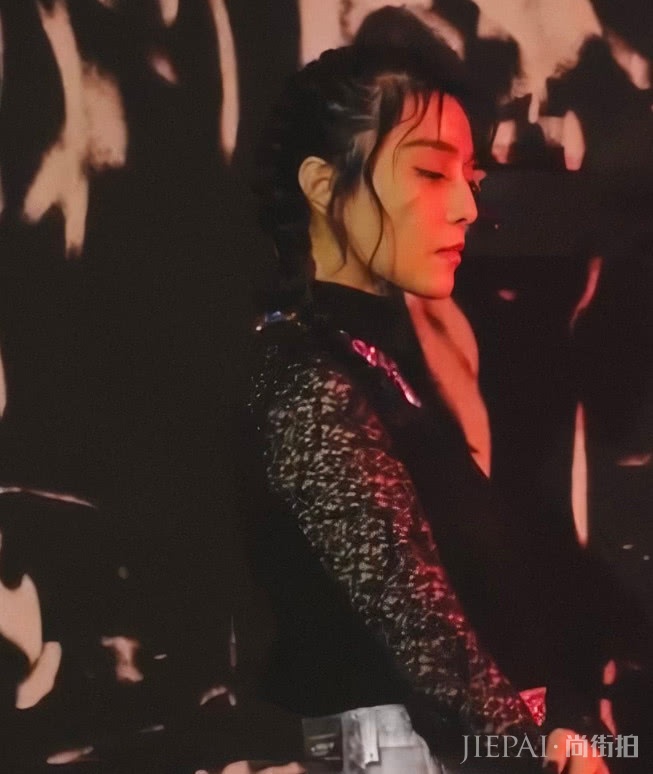 范爷全新写真公开复出成功？大合照站稳C位气场依旧