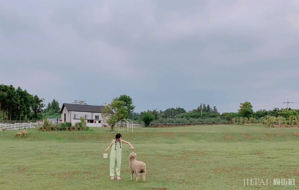 虞书欣穿绿色连体裤晒旅拍照清新可爱，成少女出游穿搭模板