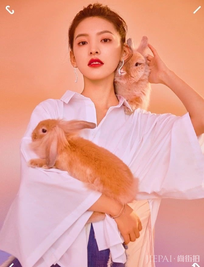 章若楠衬衫叠穿背心穿成蓬蓬裙，意外洋气