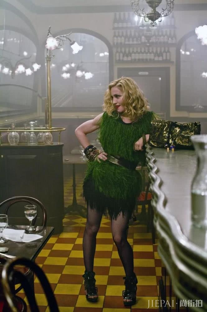 被吉尼斯认证的女歌手,新专辑横扫各大排行榜,61岁风情万种