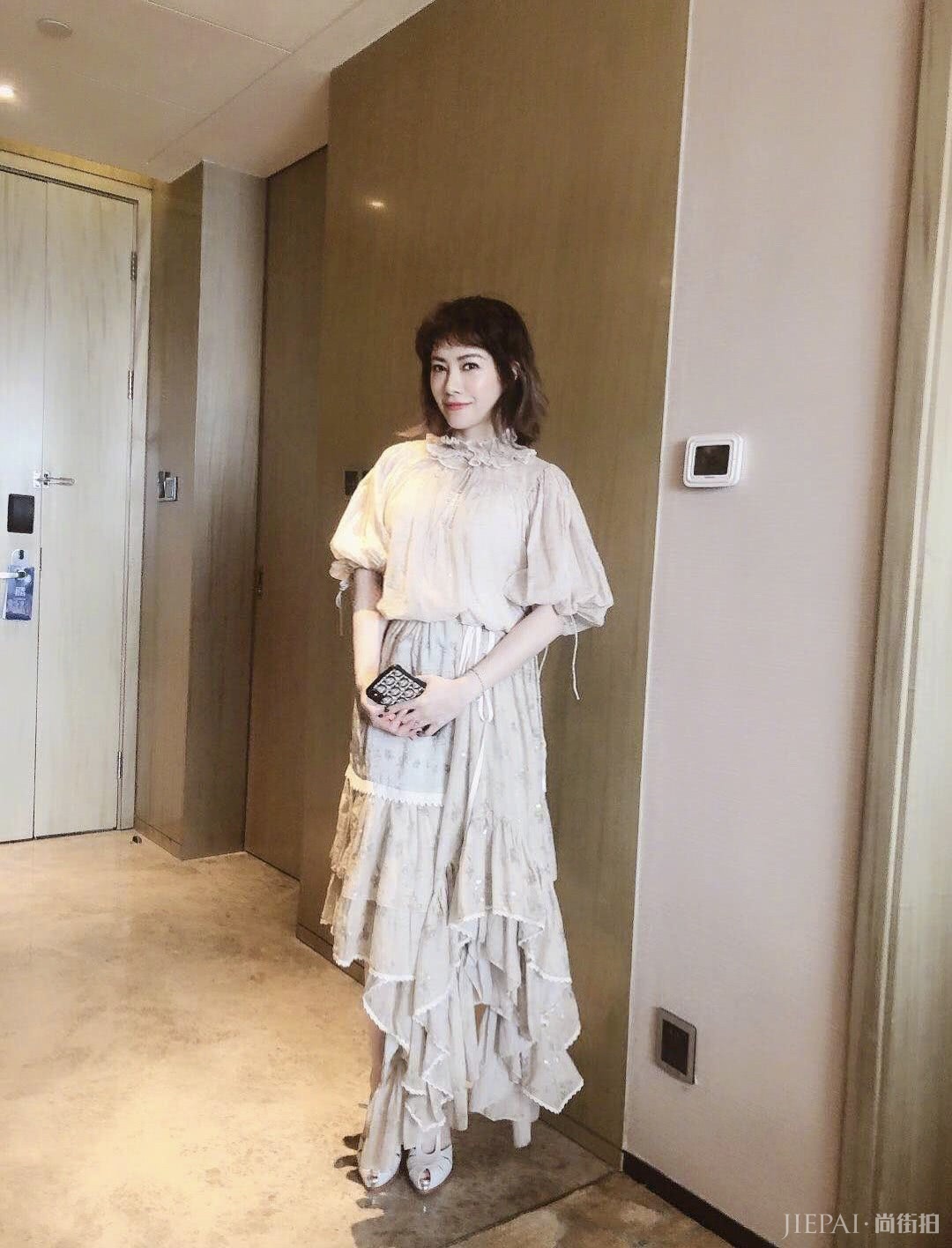 徐怀钰刘海配卫衣，新造型超年轻，看起来最多20岁