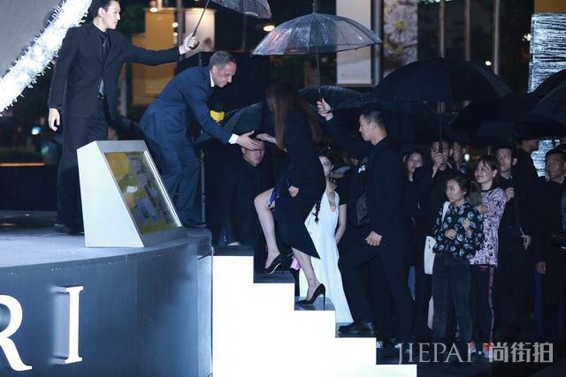 舒淇脚踩4寸高跟鞋出席活动雨天路滑不慎重摔，临危不乱赤脚离场