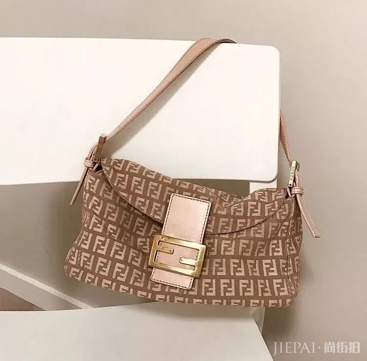 腰包2019年已经过时了，如今最火的It Bag是它！