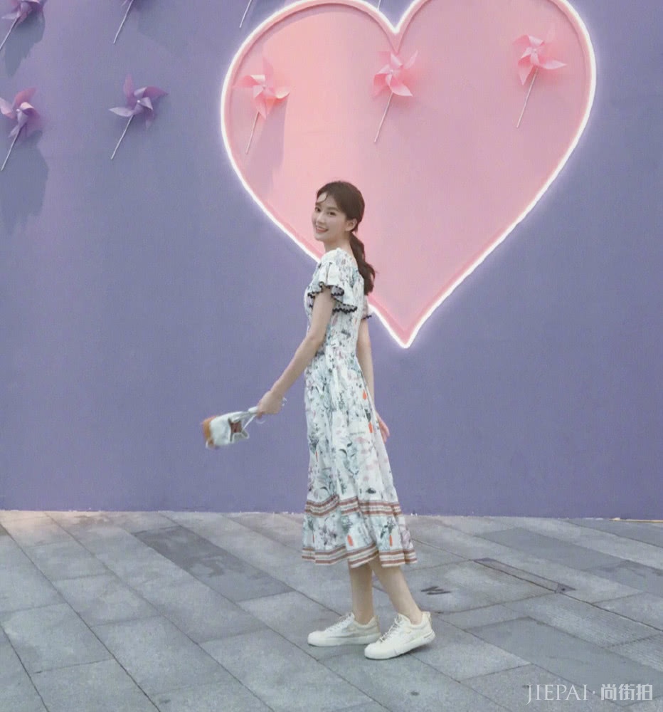 乔欣机场街拍 穿漫画T恤衫清新又有活力