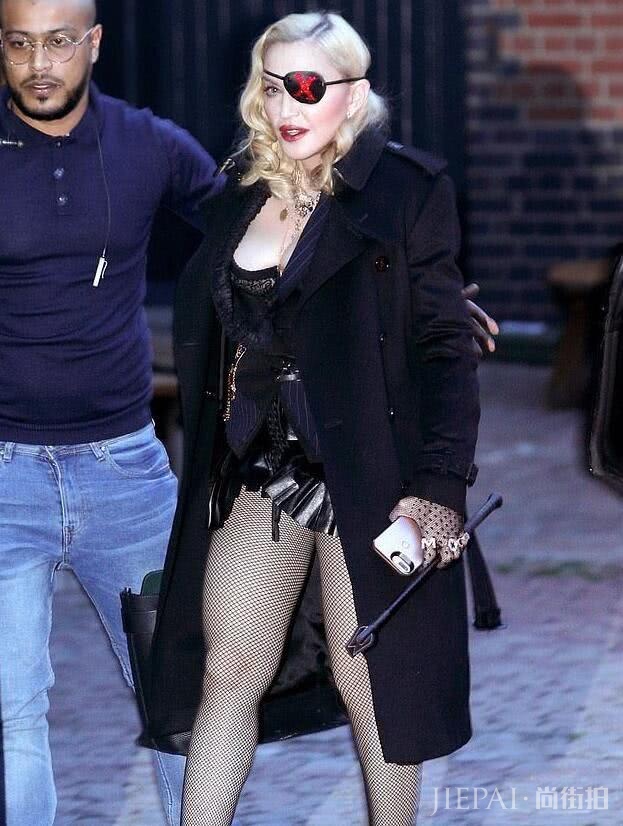 被吉尼斯认证的女歌手,新专辑横扫各大排行榜,61岁风情万种