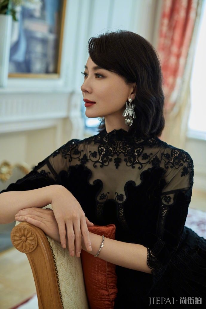 陈数晒蕾丝“黑天鹅”美照 越长越美