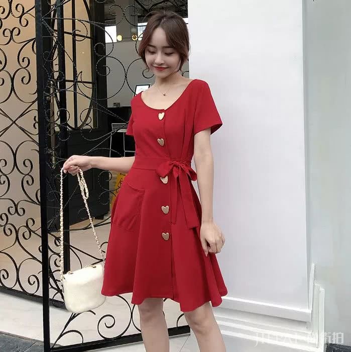 还在穿黑白灰?2019年夏天流行“果汁色”