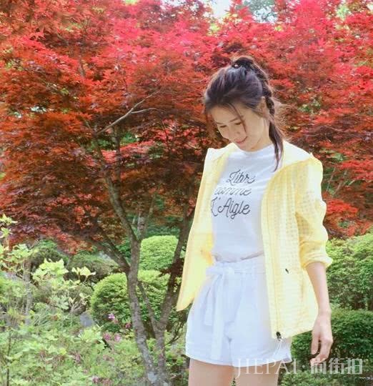 女孩子们今年夏天白T穿搭术在这,学会就能穿出新鲜感