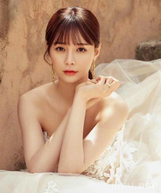 杜海涛沈梦辰婚纱写真首曝光,二人搂腰相依恩爱甜蜜,婚戒醒目