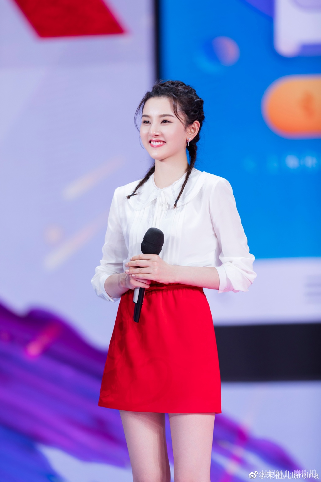 宋祖儿晒新穿搭,吊带裙搭配小脏辫时尚又好看