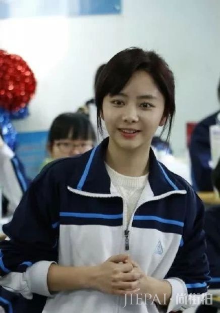 快30岁谭松韵靠丑哭的校服圈粉?百年前校服时尚又有民族特色