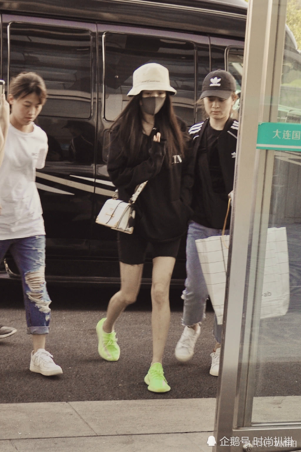 杨幂混搭文艺太好看！美腿+短裤让人尖叫