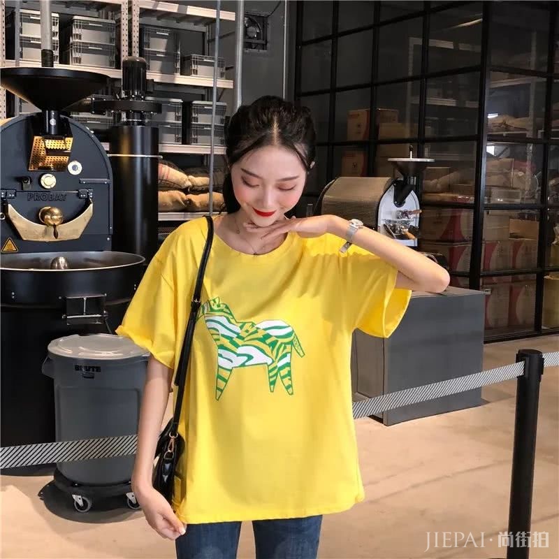 还在穿黑白灰?2019年夏天流行“果汁色”