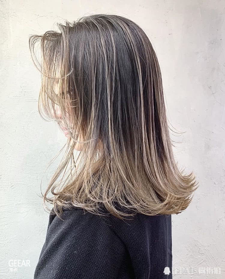日本女生都爱上这个趋势,头发跟着这样染看起来就像自带闪光