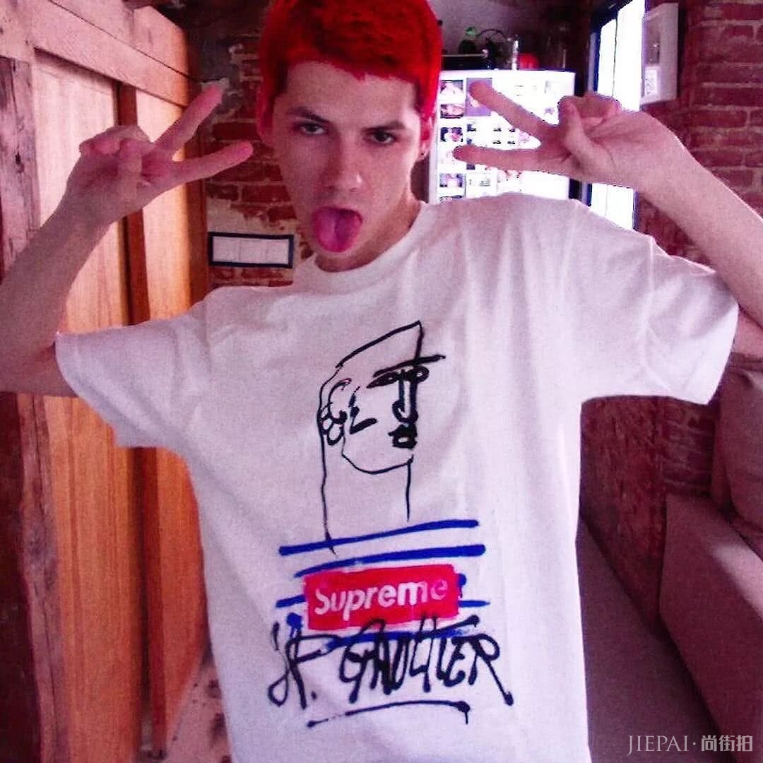 JENNIE、LISA都穿的这件内涵Tee,到底有多体面?