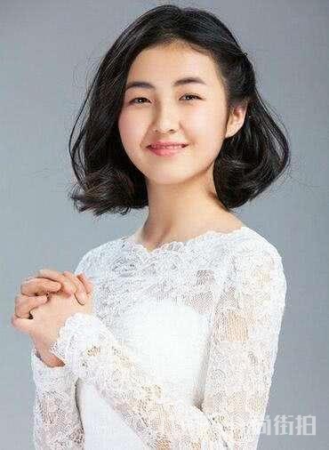 张子枫一袭纱裙亮相红毯,发型却成灾难